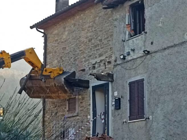 Scarcerato l’uomo che ha ucciso il vicino che lo aveva assaltato con la ruspa. I legali: “Legittima difesa”