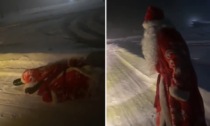 Incontra Babbo Natale... ubriaco e sdraiato in mezzo alla neve