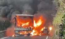 Due bus carichi di studenti prendono fuoco: paura per decine di ragazzi