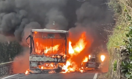 Due bus carichi di studenti prendono fuoco: paura per decine di ragazzi