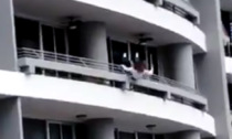 Centrata da una 80enne precipitata dal balcone: grave una 41enne che passava per strada