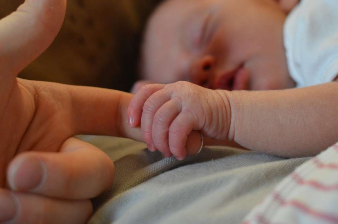 Si addormenta mentre allatta il figlio di 3 giorni e lo soffoca tra le sue braccia: cosa è il co-sleeping e perché è pericoloso