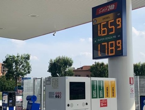 Decreto carburanti: da quando scattano i cartelloni con i prezzi medi, le multe e i bonus. Benzinai verso lo sciopero