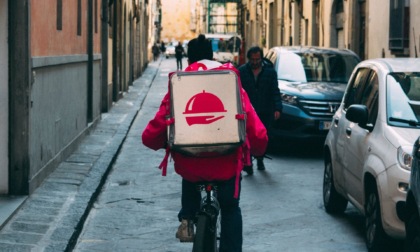 Il rider fa 50 chilometri in bici per portargli un panino: "Non ordinerò più con il delivery"