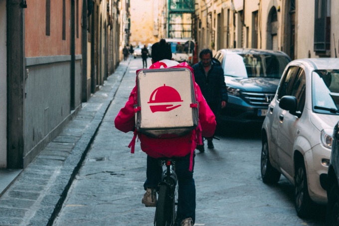 Il rider fa 50 chilometri in bici per portargli un panino: “Non ordinerò più con il delivery”