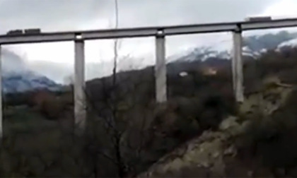 La frana sotto i piloni e il video dei Tir che passano sul viadotto