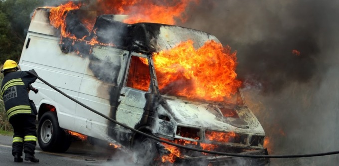 Incendia il furgone della suocera che non vuole che dia il nome del nonno a suo figlio