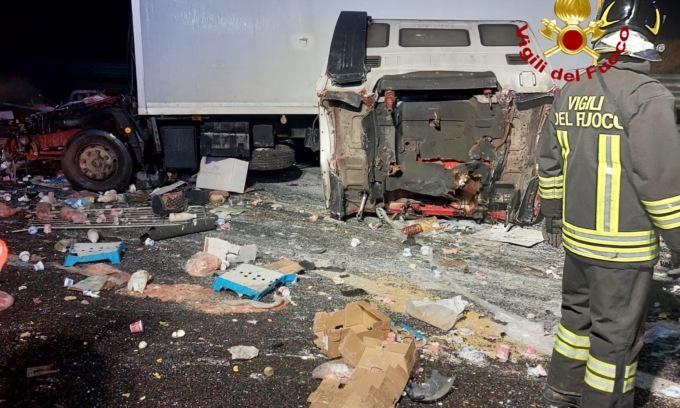 Incidente tra quattro Tir in A4: muore 49enne, era sceso dal mezzo ed è stato investito da un altro camion
