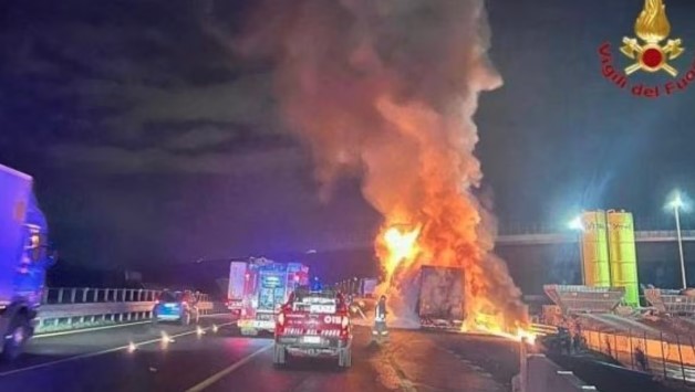 incidente a4 camion prende fuoco