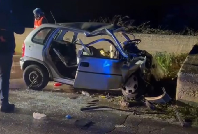 Finiscono contro un muro: morti due fratelli e l’amico, i genitori primi a vedere l’auto distrutta