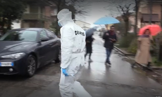 Tenta di uccidere moglie e suocero, non ci riesce, scende e la fa finita nel gazebo