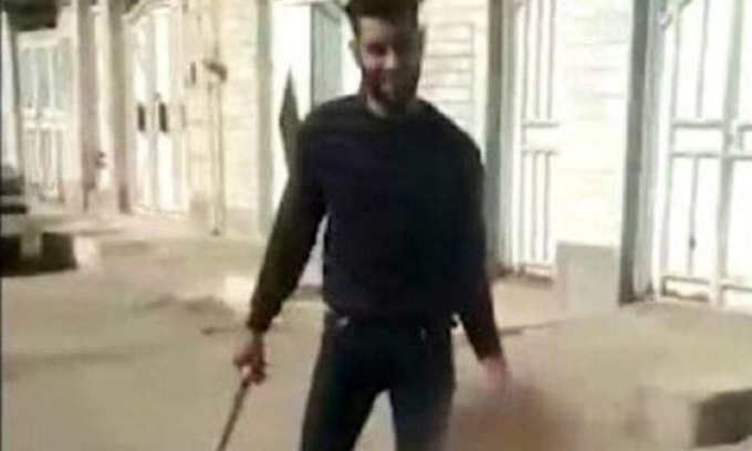 Condannato a soli 8 anni per aver decapitato la moglie e aver girato per strada col suo “trofeo”