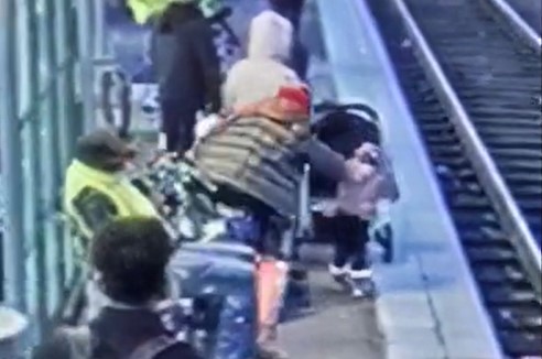 portland donna spinge bambina sui binari del treno