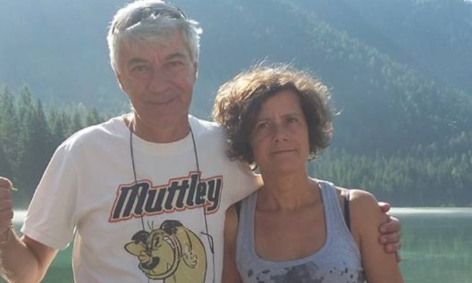 Uccide il marito con sei coltellate alla gola per difendere il figlio di 15 anni