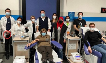 Il medico che fa il dito medio nella foto con Salvini dopo la donazione di sangue