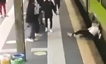 Ragazzino spinto sotto il treno: il video shock del tentato omicidio