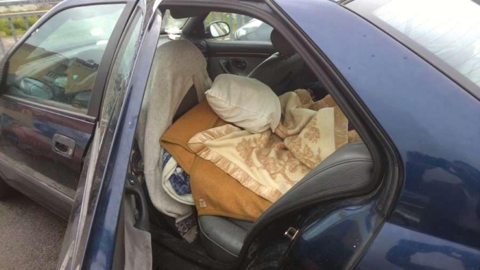 Sfrattato dopo la morte della compagna: ritrovato senza vita dopo una notte in auto