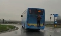 Viaggia aggrappato al bus per non pagare il biglietto: l'incredibile video