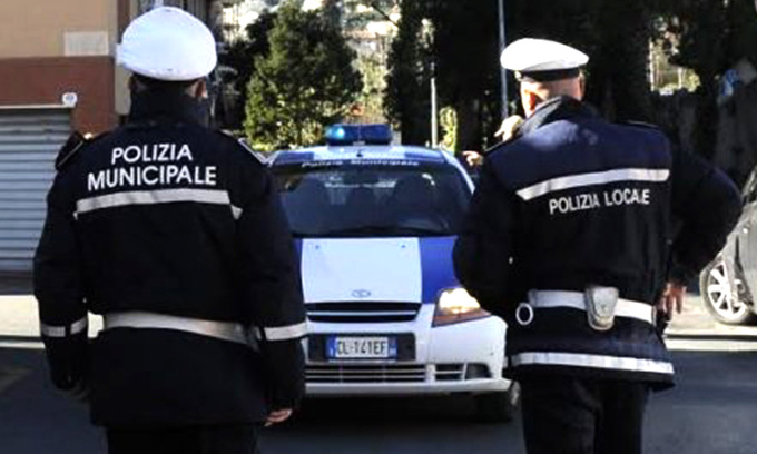 All’apericena vede i arrivare i vigili e corre a spostare l’auto in divieto, ma è ubriaco e gliela sequestrano