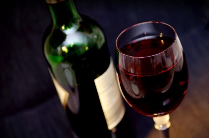 Cosa è questa storia dell’etichetta “Il vino uccide” sulle bottiglie