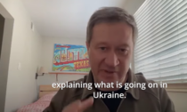 I volontari che telefonano a casa dei cittadini russi per raccontare la verità sulla guerra in Ucraina