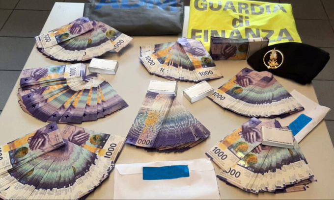 Alla dogana Svizzera: “Niente da dichiarare”, ma in valigia aveva 750mila euro