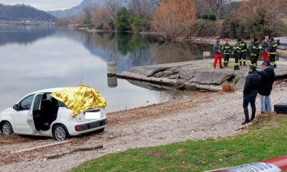 Giallo a Lecco: il cadavere di una donna trovato sui sedili posteriori di un'auto sulla riva del lago