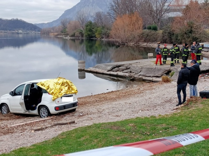 Giallo a Lecco: il cadavere di una donna trovato sui sedili posteriori di un’auto sulla riva del lago