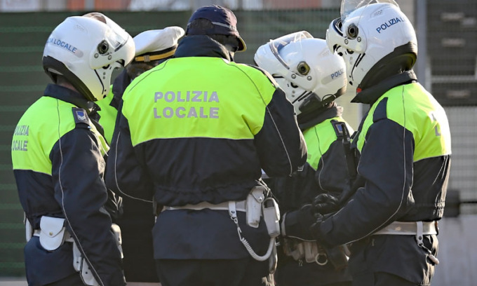 Quattro vigili indagati per tortura su un uomo in ospedale. La difesa: “Modalità di routine per contenerlo”