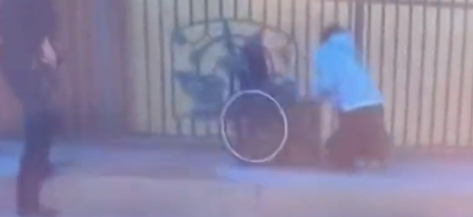 Usa, afroamericano in sedia a rotelle ucciso dalla polizia: il video shock
