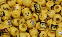 Sei medici ingoiano teste di omini Lego per studiare se sono un rischio per i bambini
