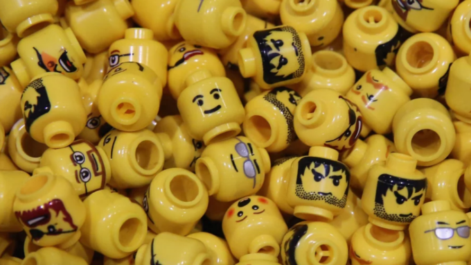 Sei medici ingoiano teste di omini Lego per studiare se sono un rischio per i bambini