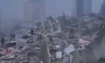 I drammatici video del terremoto in Turchia: cittadini in fuga, quartieri inghiottiti