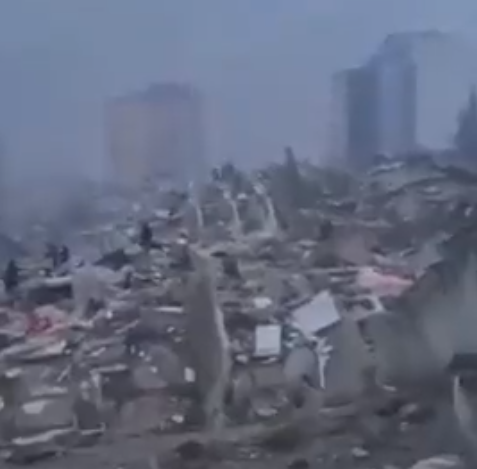 I drammatici video del terremoto in Turchia: cittadini in fuga, quartieri inghiottiti