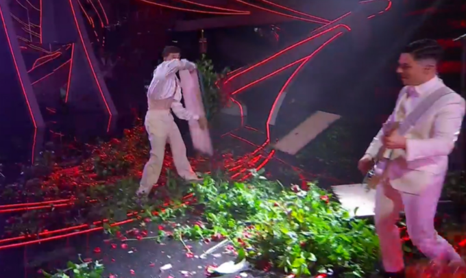 Blanco furioso spacca il palco di Sanremo: le reazioni vip alla sua figuraccia