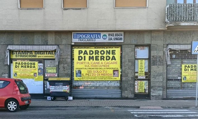 Lascia le cacche del cane sul marciapiede e il tipografo dirimpettaio lo svergogna con un mega manifesto