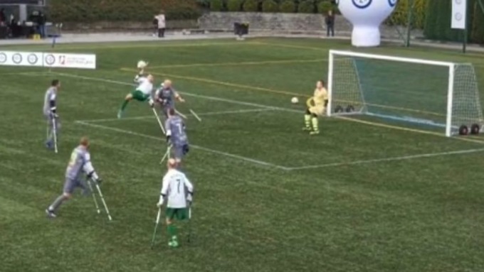 Il gol in rovesciata con le stampelle è il più bello dell’anno: il premio Puskas a Marcin Oleksy