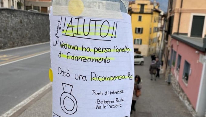 Disperata ricerca dell’anello perduto regalato dal compagno morto prima di sposarla