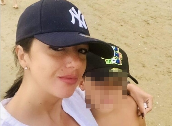Alessandra, morta di tumore a 36 anni, e le lettere al figlio undicenne: “Non posso dirti la verità, così ti proteggo”