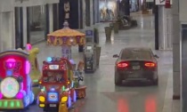 Il video dell'auto che entra al centro commerciale e sfonda le vetrine per rubare nei negozi