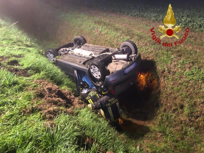 In sei in auto (uno nel bagagliaio), si ribaltano e finiscono in un fosso