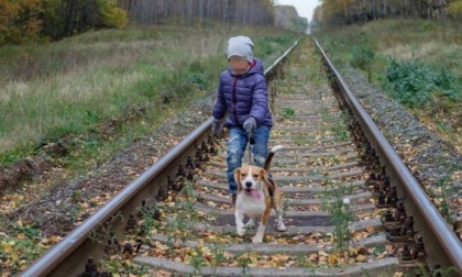 Bambina di 4 anni passeggia sola sui binari del treno col cane