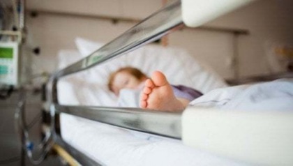 Bimba di 9 anni ha bisogno di un’operazione urgente, ma i medici sono in ferie o in malattia. Trasferita in un altro ospedale