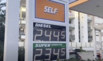 Il benzinaio più caro d'Italia: "Neanche io faccio il pieno da me"