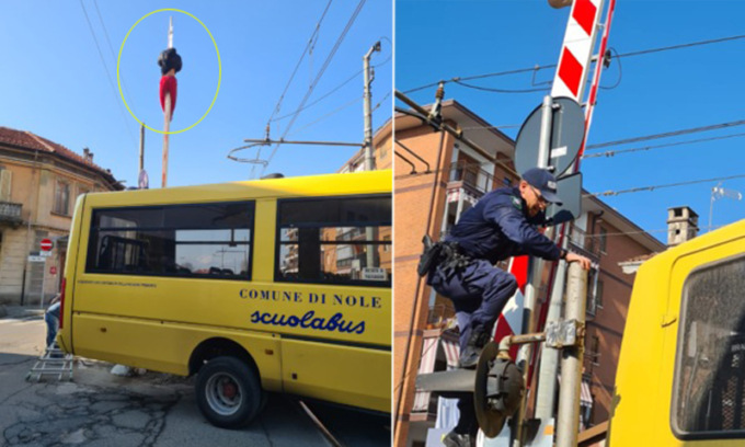 Tredicenne appeso alla sbarra del passaggio a livello che si alza. Salvato… dallo scuolabus