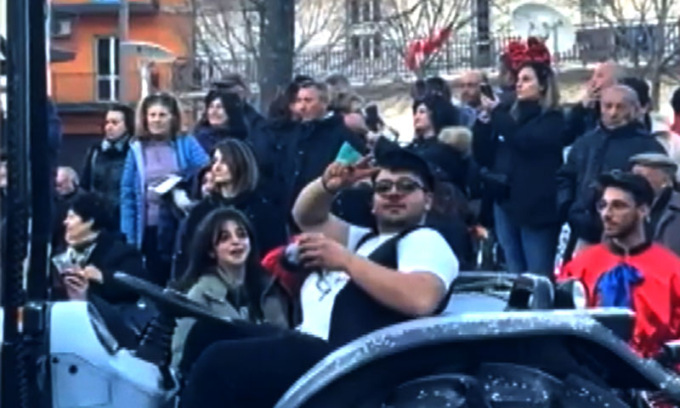 17enne muore sul colpo cadendo dal carro di Carnevale, che lo schiaccia