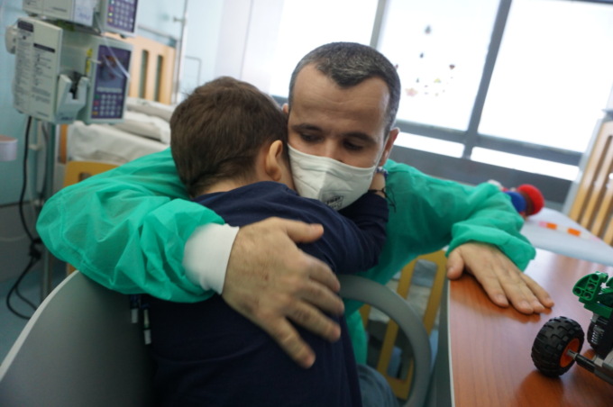 Papà dona un polmone al figlio di 5 anni: l’amore di un genitore supera ogni ostacolo