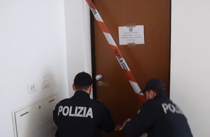 Soffoca la madre malata nel sonno con un cuscino e aspetta i poliziotti sulla porta: “Non ce la facevo più”