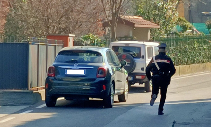 Madre e figlio cadono dalla scala in casa e muoiono sul colpo: lui ha cercato di salvarla