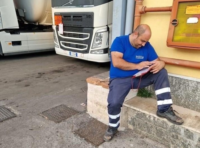 Malore alla guida del Tir carico di liquido infiammabile: accosta e muore, evitando la strage in Autostrada